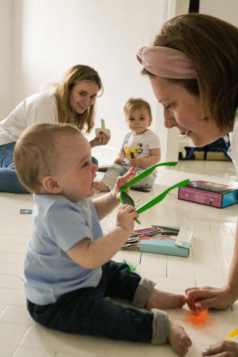 Konsultacja w famili Centrum — specjalistka z niemowlęciem podczas wczesnej interwencji